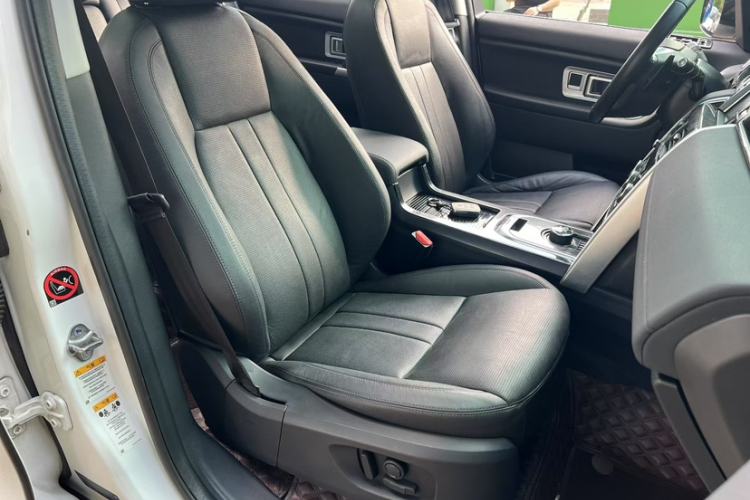 Used Land Rover Discovery Sport 2018 240 PS SE Version Interior 5