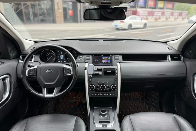 Used Land Rover Discovery Sport 2018 240 PS SE Version Interior 6
