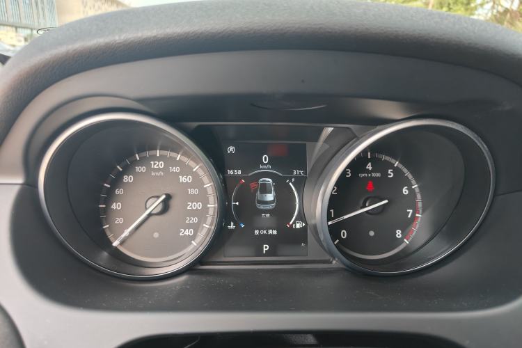 Used Land Rover Discovery Sport 2018 240 PS SE Version Interior 6