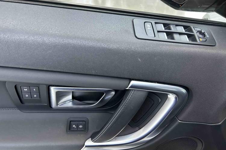 Used Land Rover Discovery Sport 2018 240 PS HSE Version Interior 7