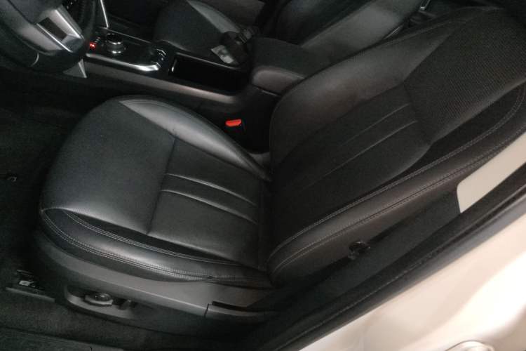 Used Land Rover Discovery Sport 2018 240 PS SE Version Left Front Seat