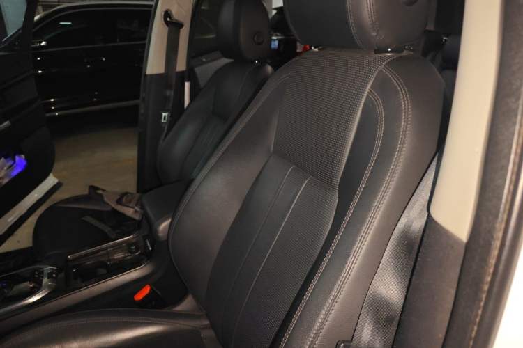 Used Land Rover Discovery Sport 2018 240 PS SE Version Left Front Seat