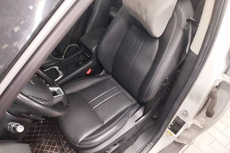 Used Land Rover Discovery Sport 2018 240 PS SE Version Left Front Seat
