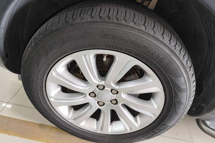 Used Land Rover Discovery Sport 2018 240 PS SE Version Left Front Wheel Hub