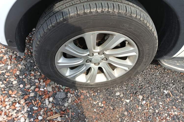 Used Land Rover Discovery Sport 2018 240 PS SE Version Left Front Wheel Hub