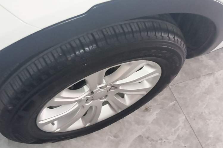 Used Land Rover Discovery Sport 2018 240 PS SE Version Left Front Wheel Hub