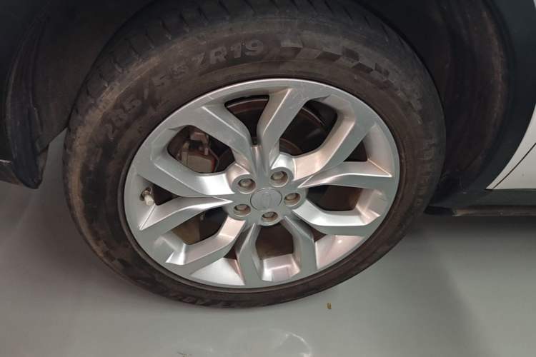 Used Land Rover Discovery Sport 2018 240 PS HSE Version Left Front Wheel Hub
