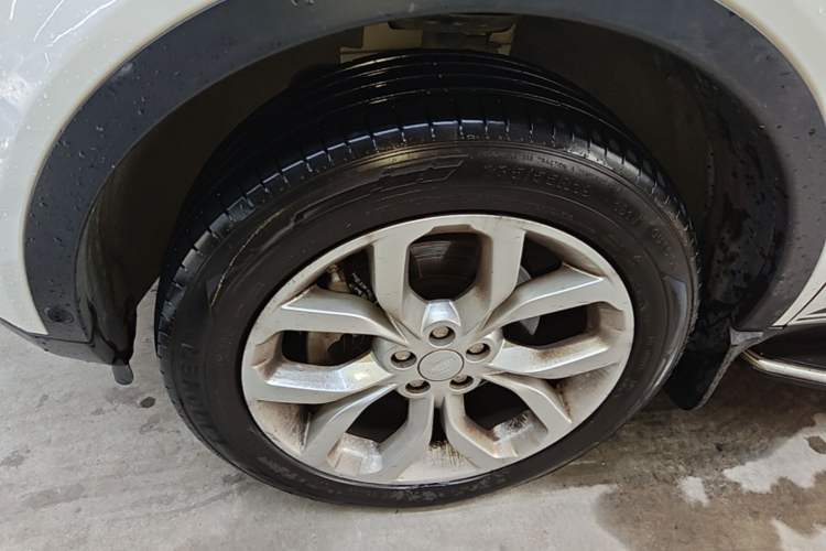 Used Land Rover Discovery Sport 2018 240 PS HSE Version Left Front Wheel Hub