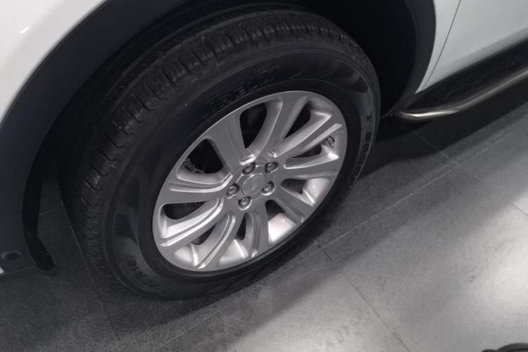 Used Land Rover Discovery Sport 2018 240 PS SE Version Left Front Wheel Hub