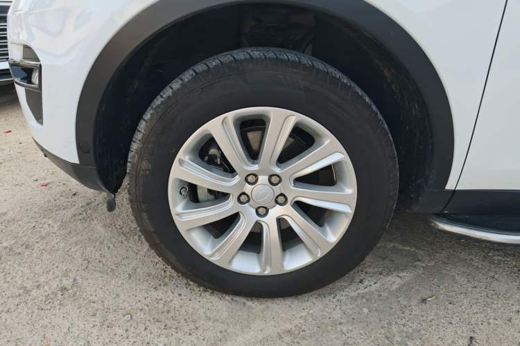 Used Land Rover Discovery Sport 2018 240 PS SE Version Left Front Wheel Hub