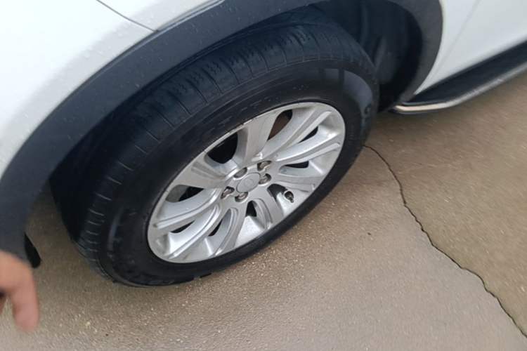 Used Land Rover Discovery Sport 2018 240 PS SE Version Left Front Wheel Hub