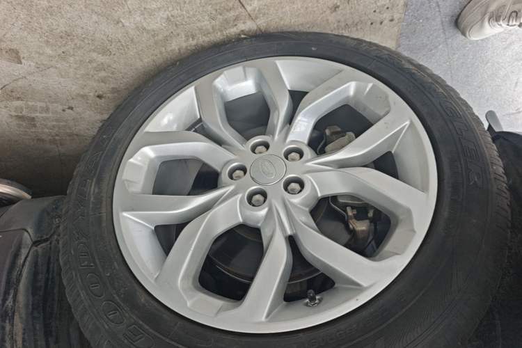 Used Land Rover Discovery Sport 2018 240 PS HSE Version Left Front Wheel Hub