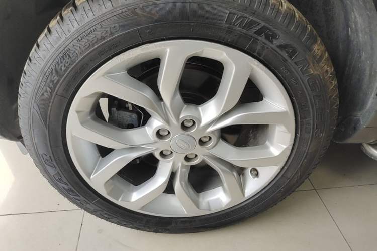 Used Land Rover Discovery Sport 2018 240 PS HSE Version Left Front Wheel Hub
