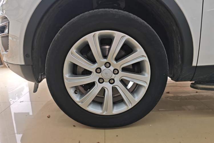 Used Land Rover Discovery Sport 2018 240 PS SE Version Left Front Wheel Hub