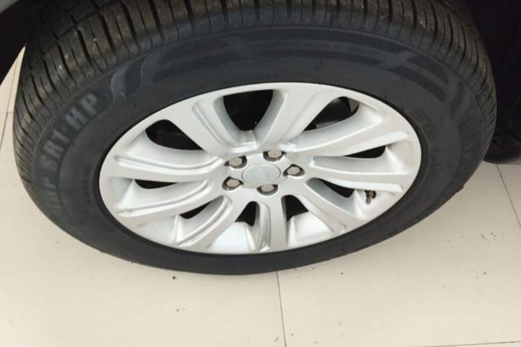 Used Land Rover Discovery Sport 2018 240 PS SE Version Left Front Wheel Hub