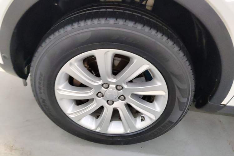 Used Land Rover Discovery Sport 2018 240 PS SE Version Left Front Wheel Hub