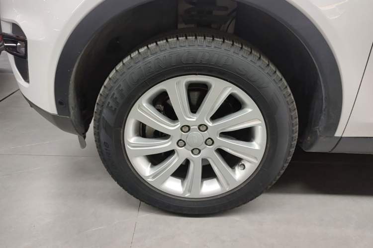 Used Land Rover Discovery Sport 2018 240 PS SE Version Left Front Wheel Hub