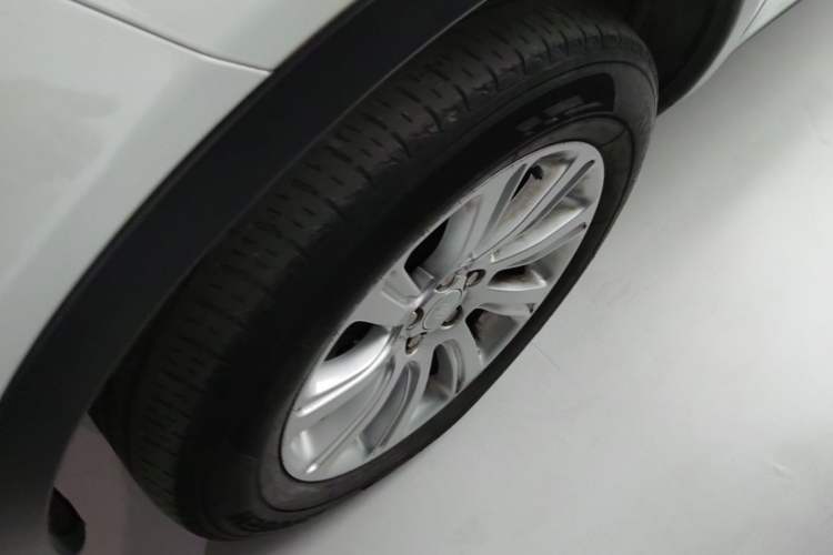 Used Land Rover Discovery Sport 2018 240 PS SE Version Left Front Wheel Hub