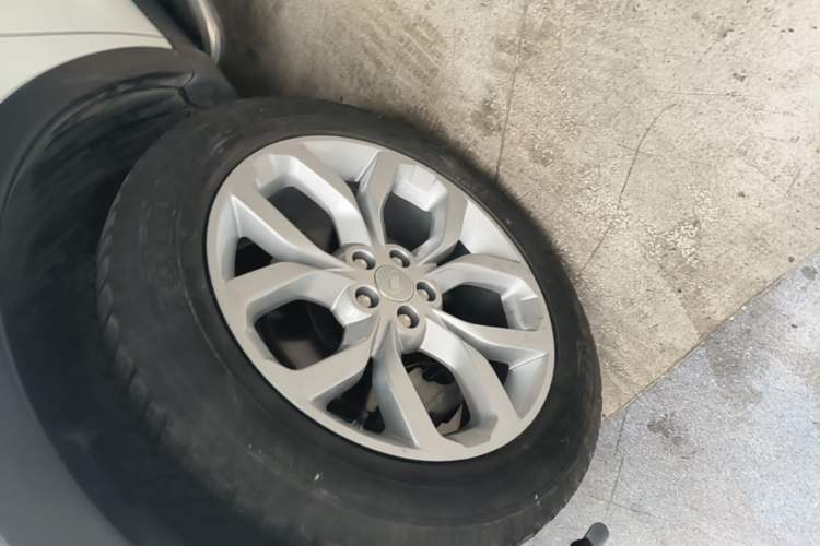 Used Land Rover Discovery Sport 2018 240 PS HSE Version Left Front Wheel Hub