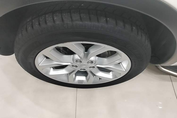 Used Land Rover Discovery Sport 2018 240 PS HSE Version Left Front Wheel Hub