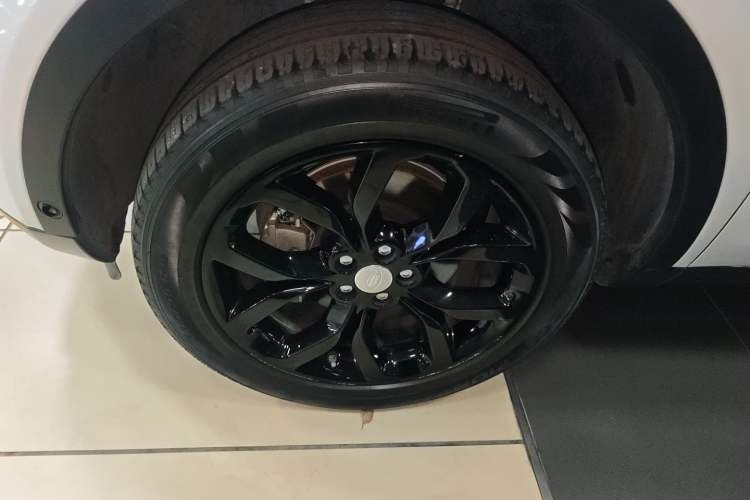 Used Land Rover Discovery Sport 2018 240 PS HSE Version Left Front Wheel Hub