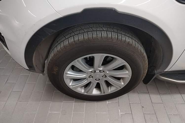 Used Land Rover Discovery Sport 2018 240 PS SE Version Left Front Wheel Hub