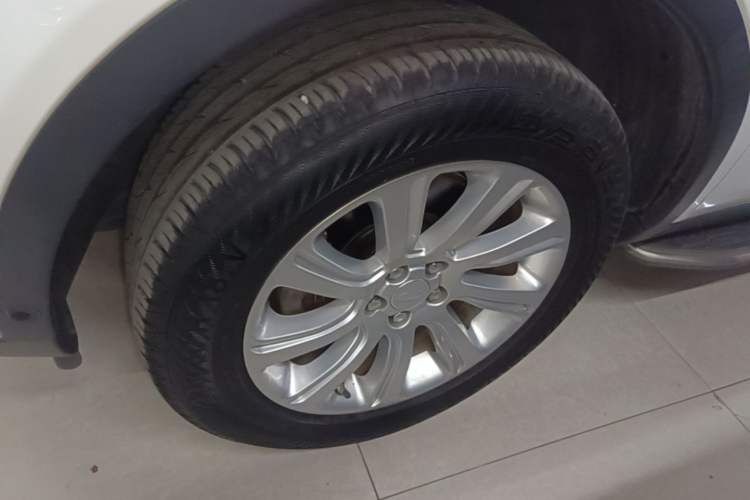 Used Land Rover Discovery Sport 2018 240 PS SE Version Left Front Wheel Hub
