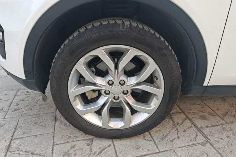 Used Land Rover Discovery Sport 2018 240 PS HSE Version Left Front Wheel Hub