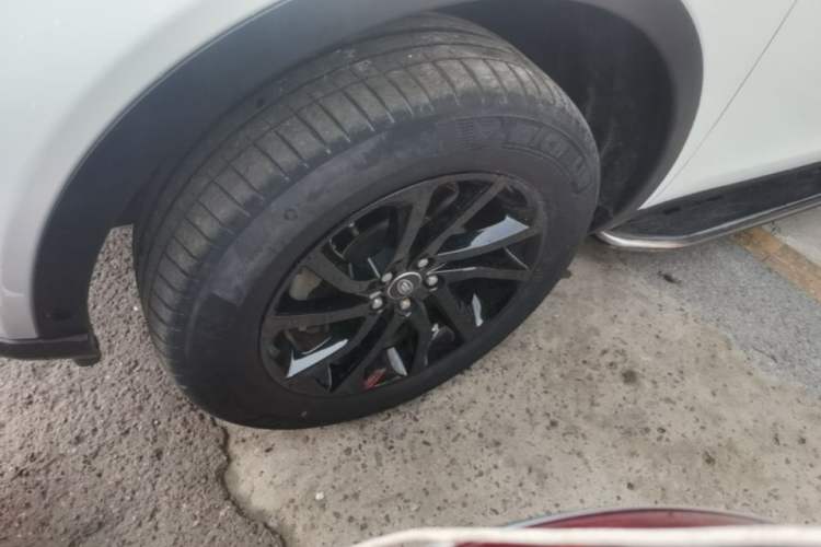 Used Land Rover Discovery Sport 2018 240 PS SE Version Left Front Wheel Hub