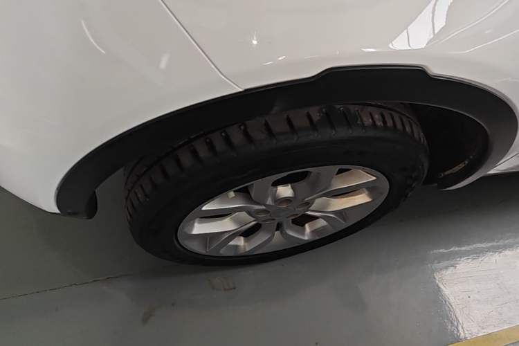 Used Land Rover Discovery Sport 2018 240 PS HSE Version Left Front Wheel Hub