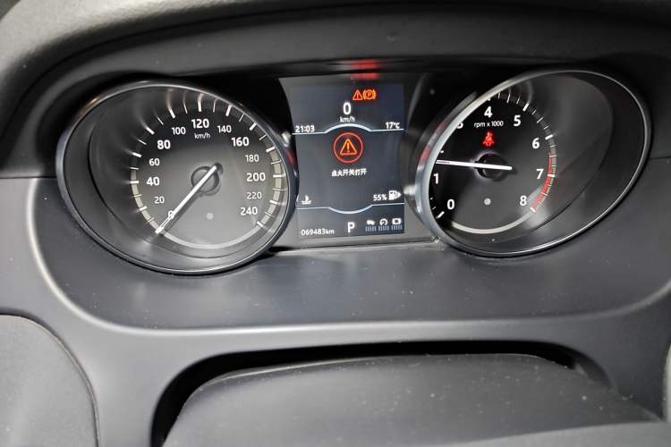 Used Land Rover Discovery Sport 2018 240 PS SE Version Odometer Close Up