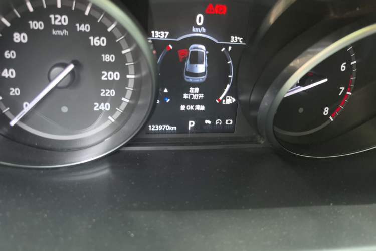 Used Land Rover Discovery Sport 2018 240 PS SE Version Odometer Close Up