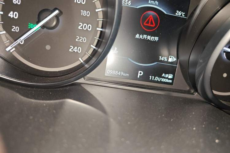Used Land Rover Discovery Sport 2018 240 PS HSE Version Odometer Close Up