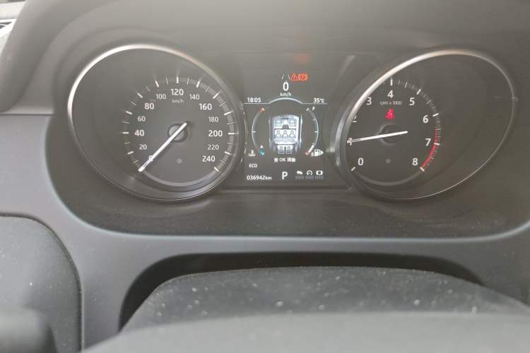 Used Land Rover Discovery Sport 2018 240 PS HSE Version Odometer Close Up
