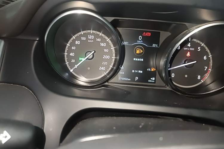 Used Land Rover Discovery Sport 2018 240 PS HSE Version Odometer Close Up