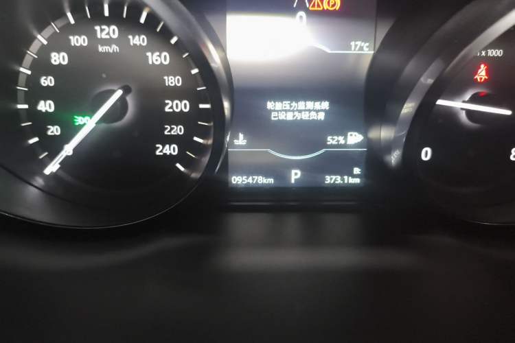 Used Land Rover Discovery Sport 2018 240 PS HSE LUXURY Edition Odometer Close Up
