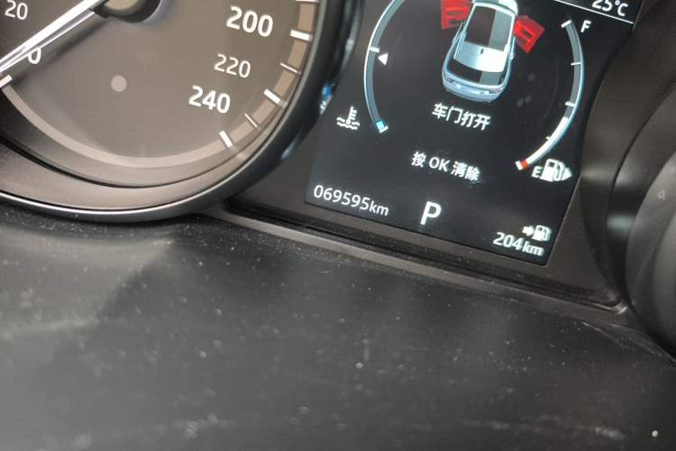 Used Land Rover Discovery Sport 2018 240 PS HSE Version Odometer Close Up