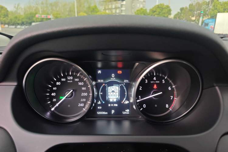 Used Land Rover Discovery Sport 2018 240 PS HSE Version Odometer Close Up
