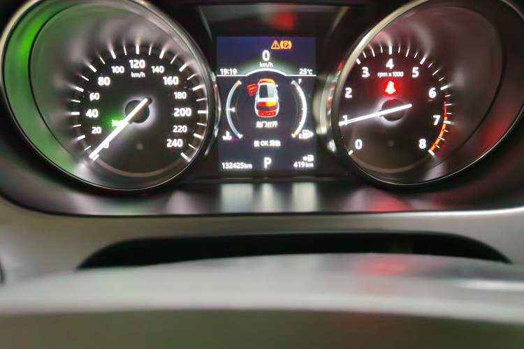 Used Land Rover Discovery Sport 2018 240 PS PURE Edition Odometer Close Up