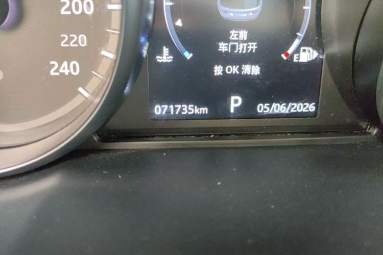 Used Land Rover Discovery Sport 2018 240 PS SE Version Odometer Close Up
