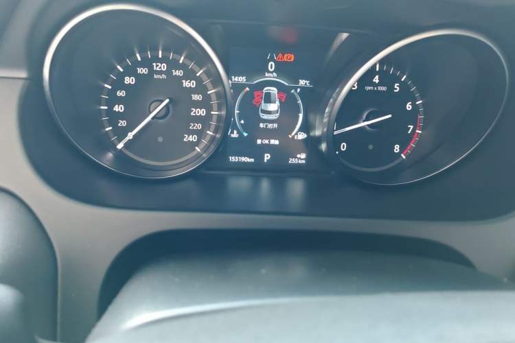 Used Land Rover Discovery Sport 2018 240 PS HSE Version Odometer Close Up