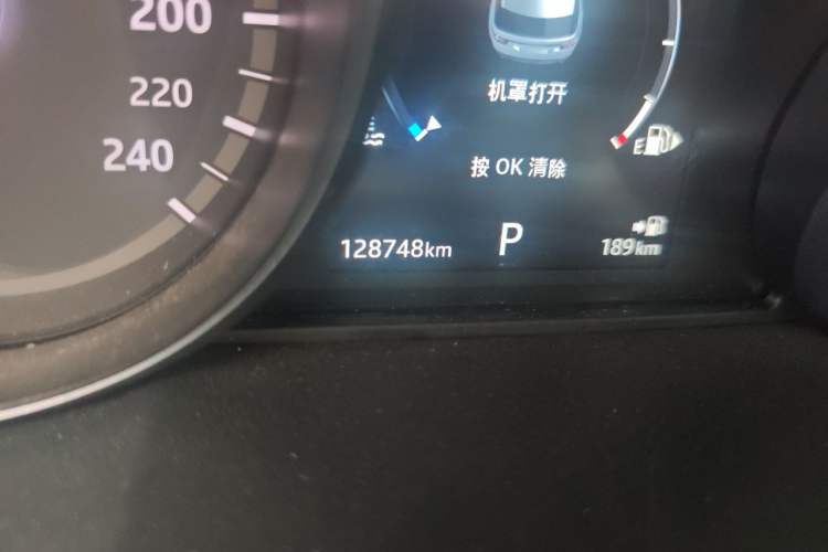 Used Land Rover Discovery Sport 2018 200 PS PURE Edition Odometer Close Up