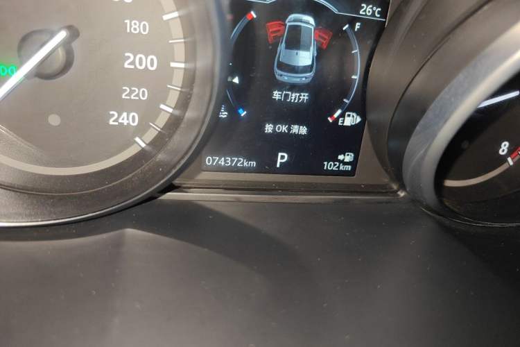 Used Land Rover Discovery Sport 2018 240 PS HSE Version Odometer Close Up