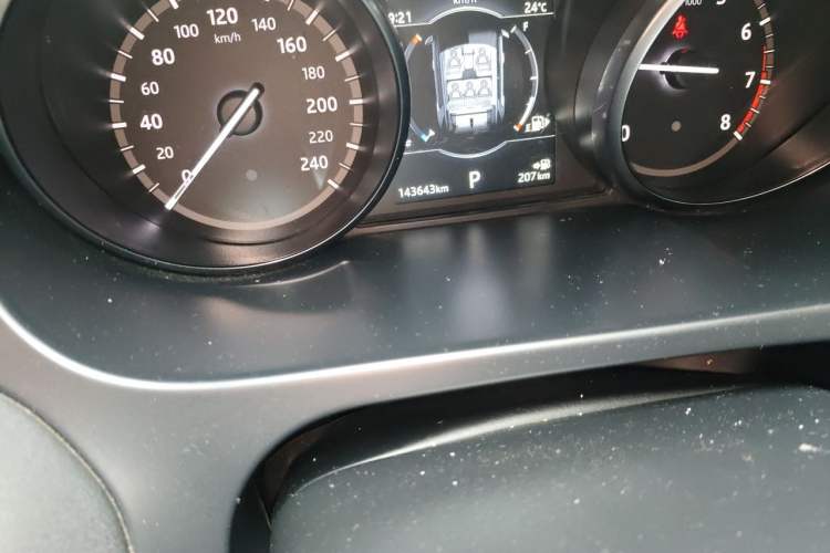 Used Land Rover Discovery Sport 2018 240 PS SE Version Odometer Close Up