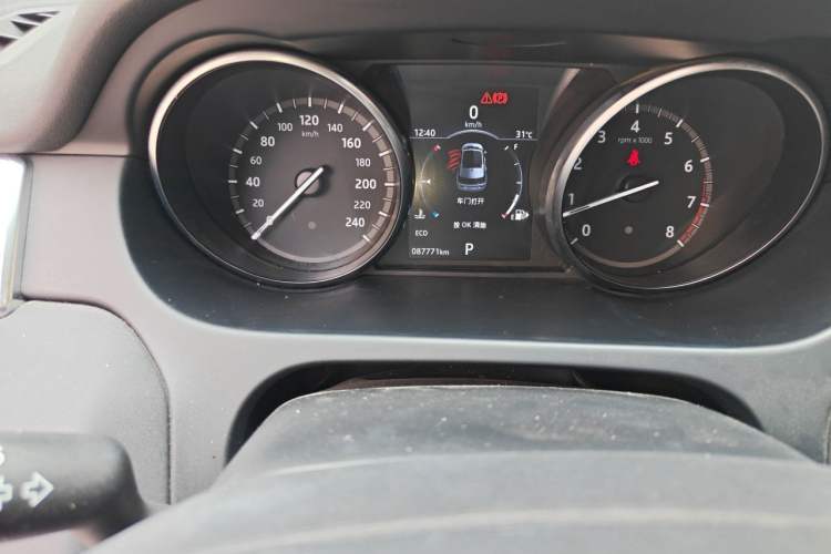 Used Land Rover Discovery Sport 2018 240 PS SE Version Odometer Close Up