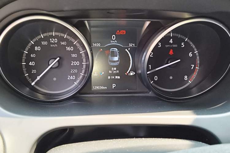 Used Land Rover Discovery Sport 2018 240 PS SE Version Odometer Close Up