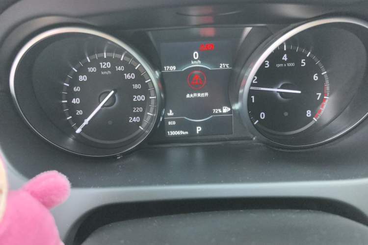 Used Land Rover Discovery Sport 2018 240 PS SE Version Odometer Close Up