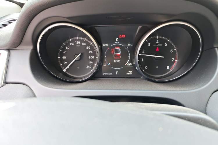 Used Land Rover Discovery Sport 2018 240 PS SE Version Odometer Close Up