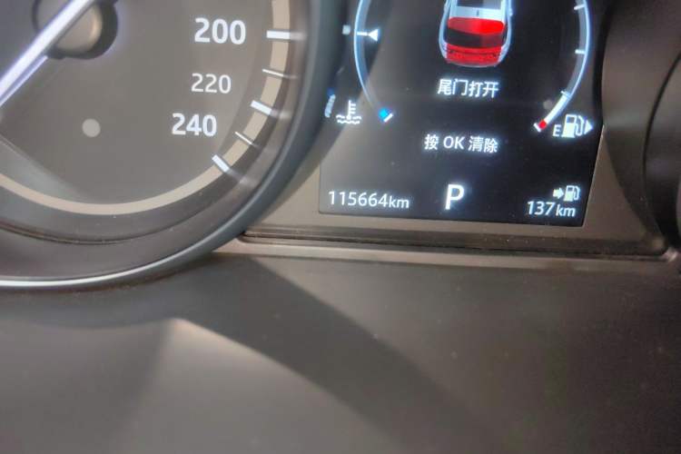 Used Land Rover Discovery Sport 2018 240 PS SE Version Odometer Close Up