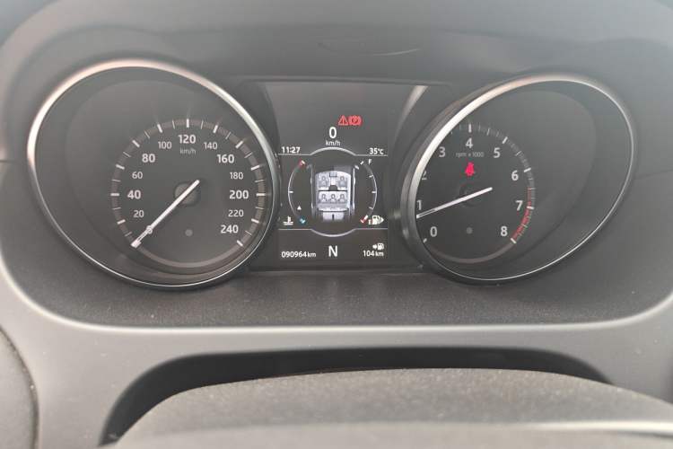 Used Land Rover Discovery Sport 2018 240 PS SE Version Odometer Close Up